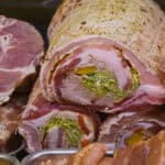 Rollbraten mit Lauch, Paprika und Brat gefüllt.