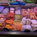 Theke mit verschiedenen Grillspezialitäten, Geflügel und Spieße
