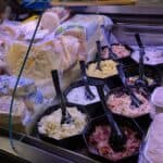 Unsere Verkaufstheke mit Käse und verschiedenen Salaten