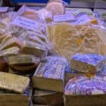 Theke mit verschiedenen Käse Sorten