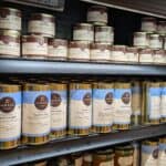 Verschiedene Fleisch- und Suppenkonserven in der Dose