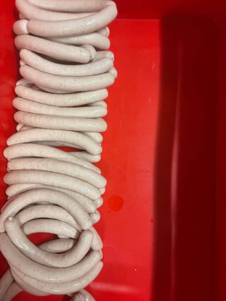 Rohe Bratwurst frisch aus der Produktion