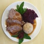 Sauerbraten mit Semmelknödel und Blaukraut