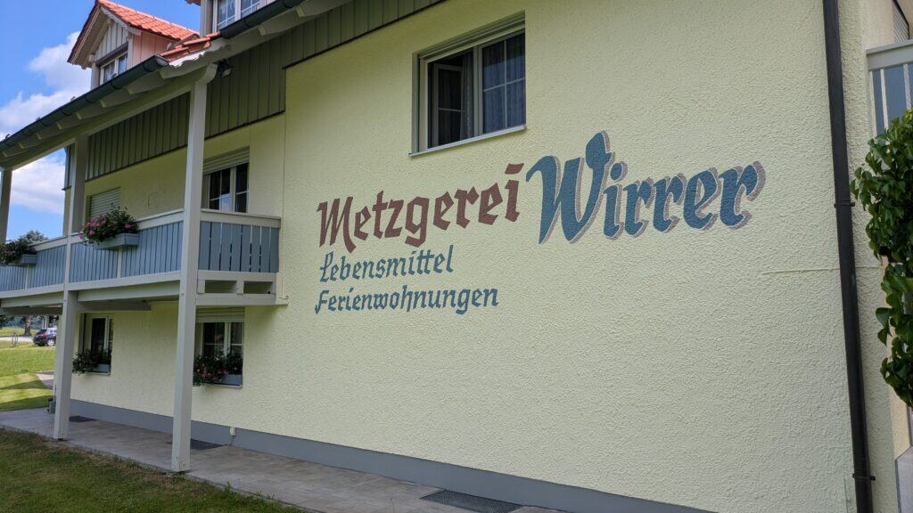 Seitliche Ansicht unserer Filiale in Geiersthal mit dem Schriftzug Metzgerei Wirrer