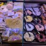 Theke mit verschiedenen Salaten und Käsesorten