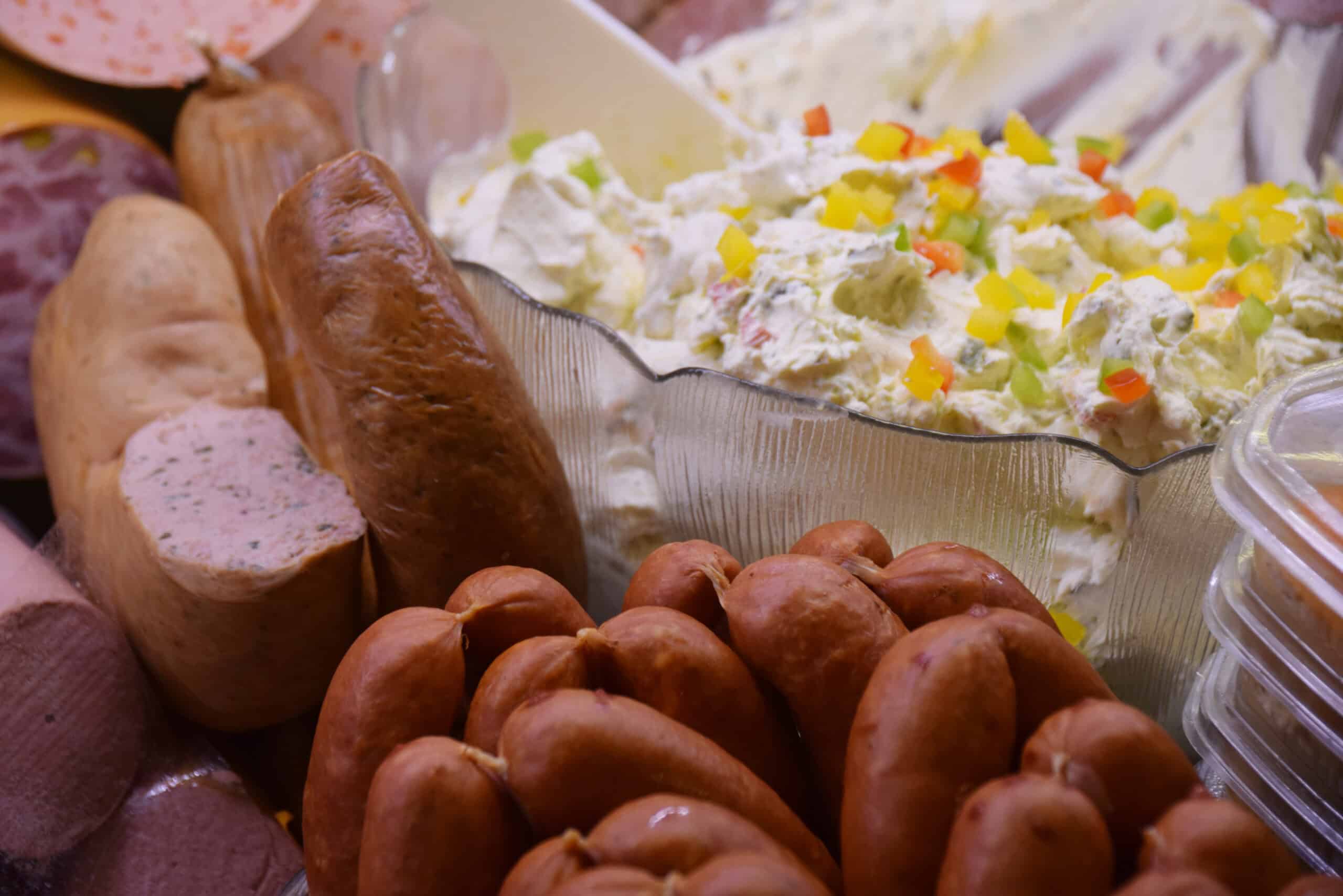 Wurst, Fleisch und Salate